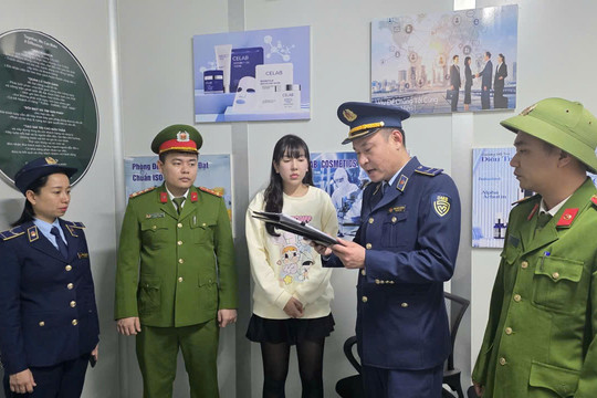 Khởi tố 2 ‘nữ quái’ sản xuất, tiêu thụ hàng chục nghìn chai thuốc nhuộm tóc giả