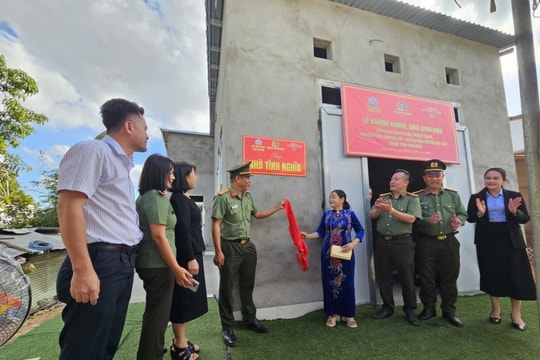Công an tỉnh Lâm Đồng bàn giao 6 căn nhà tình nghĩa trên biên giới