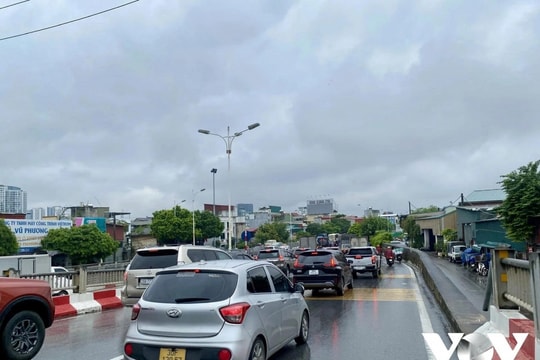 Cấm xe tải vào giờ cao điểm: Đường phố Hà Nội “dễ thở” hơn?