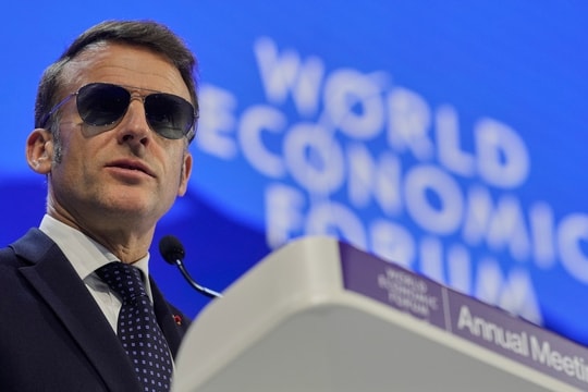Thông điệp chính trị đằng sau chiếc kính râm của Tổng thống Pháp ở Davos 2026