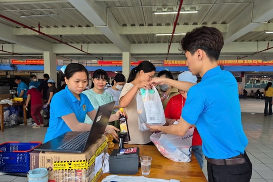 Chăm lo Tết tại TP.HCM: "Chạm" đến các phận nghèo mưu sinh