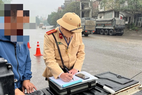 Xe chở vật liệu “bức tử” Quốc lộ 3, CSGT vào cuộc xử lý
