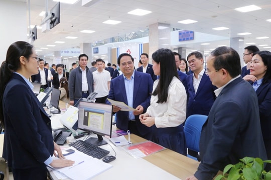 Thủ tướng: Cán bộ hành chính phải chủ động, tận tâm phục vụ nhân dân