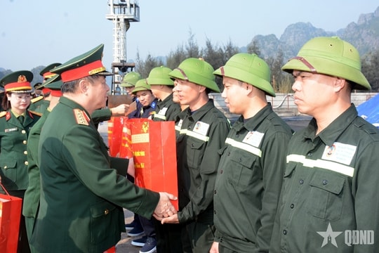 Đại tướng Nguyễn Trọng Nghĩa tặng quà người lao động một số đơn vị thuộc Binh đoàn 19