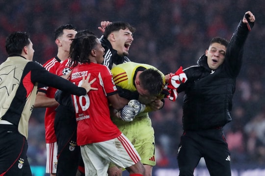 Đội bóng của HLV Mourinho thắng khó tin Real Madrid để đoạt vé đi tiếp