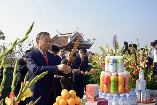 Tổng Bí thư Tô Lâm dâng hương tưởng niệm Chủ tịch Hồ Chí Minh tại Nghệ An