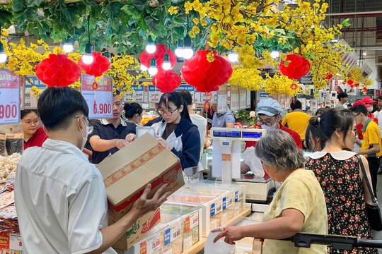 Người dân bắt đầu chen nhau đi sắm Tết, siêu thị cam kết trợ giá thịt heo