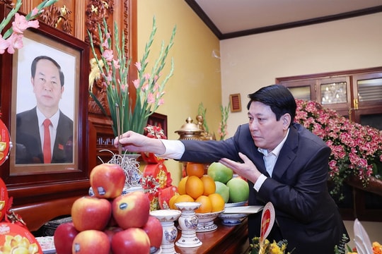 Chủ tịch nước thắp hương tưởng nhớ các nguyên lãnh đạo Đảng, Nhà nước