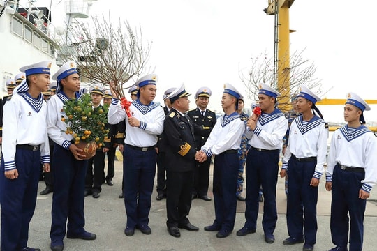 Chuyến tàu của Vùng 1 Hải quân "chở" mùa Xuân ra đảo xa Đông Bắc