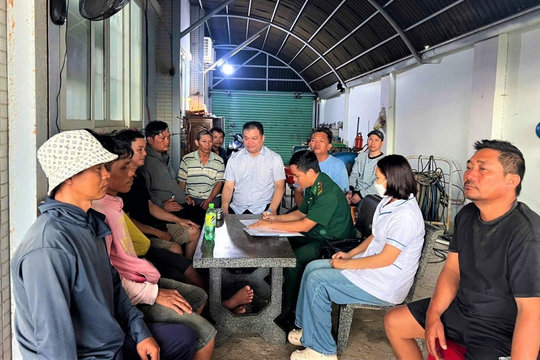 Hỗ trợ, cứu sống 9 ngư dân Khánh Hoà bị nạn trên biển