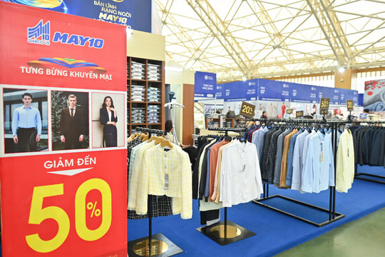 Hàng Việt giảm giá sâu, hút khách mua sắm Tết tại Hội chợ Mùa Xuân 2026
