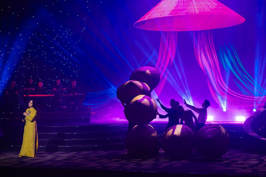 Mash up “Mời bạn tới thăm chốn này – Việt Nam luôn đón chào” - NSND Mai Hoa trình diễn