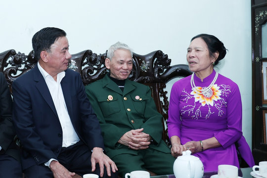 Thường trực Ban Bí thư Trần Cẩm Tú thăm, tặng quà Tết tại Lào Cai