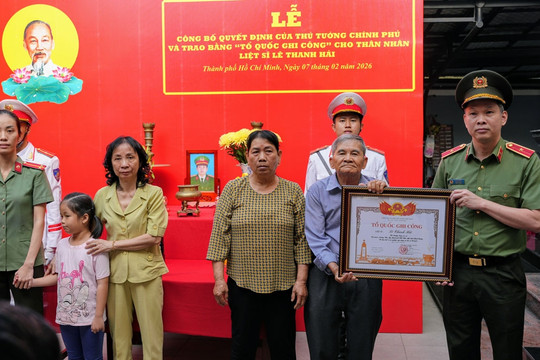 Trao bằng Tổ quốc ghi công cho Đại úy hy sinh khi vây bắt "cát tặc"