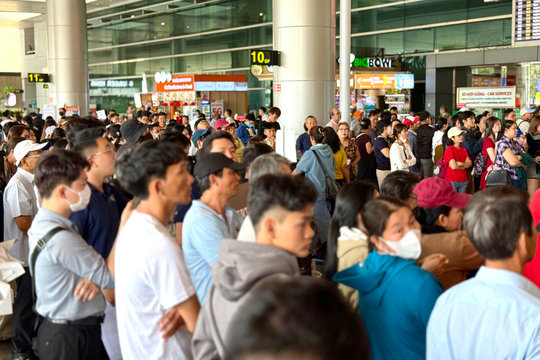 Sân bay Tân Sơn Nhất đông nghịt người đón kiều bào về quê ăn Tết