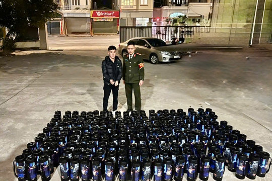 Bắt quả tang xe bán tải vận chuyển 200 bình “khí cười”