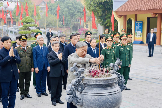 Tổng Bí thư Tô Lâm dâng hương tưởng nhớ các đồng chí lãnh đạo tiền bối