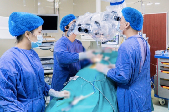 Người nhà bệnh nhân đòi chuyển viện vì bác sĩ mổ 'không phải giáo sư'