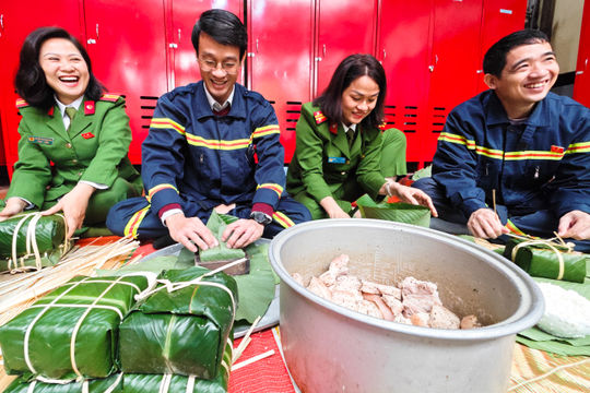 Lính cứu hỏa Thủ đô gói bánh chưng, trực chiến đảm bảo bình yên ngày Tết