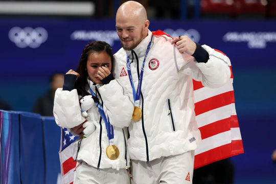 Chấn thương, phẫu thuật não, cặp VĐV trượt băng nghệ thuật vẫn giành HCV Olympic