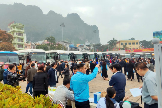 Quảng Ninh tổ chức hàng trăm chuyến xe đưa thợ mỏ về quê ăn Tết