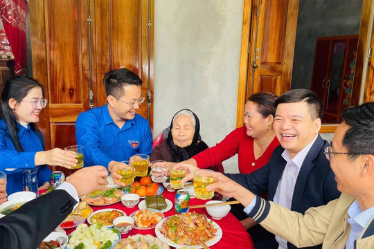 Bữa cơm tất niên sớm cùng Mẹ Việt Nam anh hùng