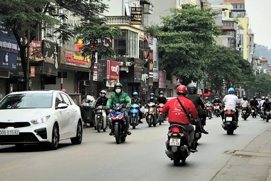 Thí điểm cấm xe taxi lưu thông trên phố Khâm Thiên, Hà Nội từ 14/2