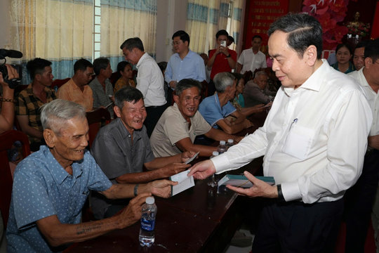 Chủ tịch Quốc hội thăm, tặng quả cho gia đình chính sách tại TP Cần Thơ