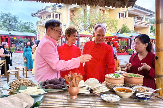 Du khách nước ngoài mặc áo dài, hào hứng trải nghiệm Tết xưa ở Đà Nẵng