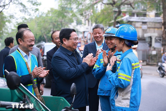 Thủ tướng thăm và tặng quà công nhân môi trường Hà Nội làm việc xuyên Tết