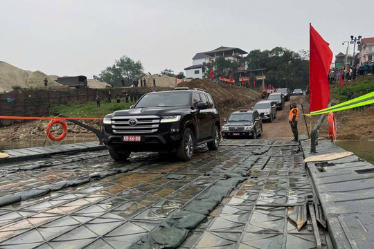 Thông xe cầu phao Đoan Hùng, nối đôi bờ sông Lô lúc trưa 29 Tết Nguyên đán
