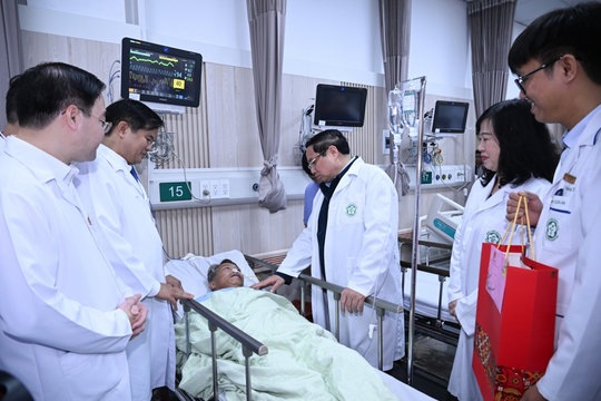 Thủ tướng Phạm Minh Chính thăm Bệnh viện Bạch Mai và Bệnh viện Hữu nghị Việt Đức