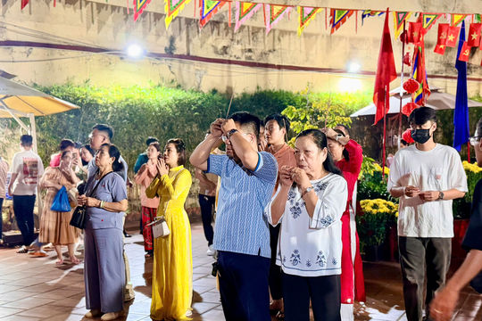 Người dân nườm nượp đi lễ Đền Đức Thánh Trần ngay thời khắc chuyển giao năm mới