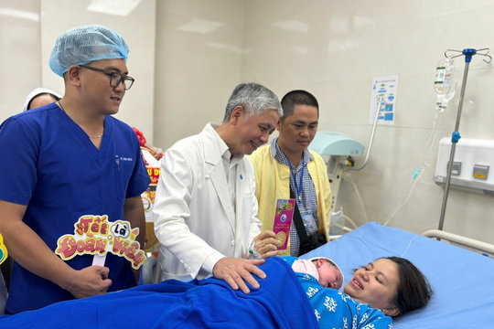 Đón công dân nhí đầu năm, Bệnh viện Từ Dũ tặng vàng may mắn