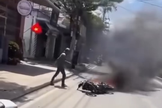 CSGT ra hiệu dừng xe kiểm tra, thanh niên đốt xe cháy rừng rực rồi bỏ đi