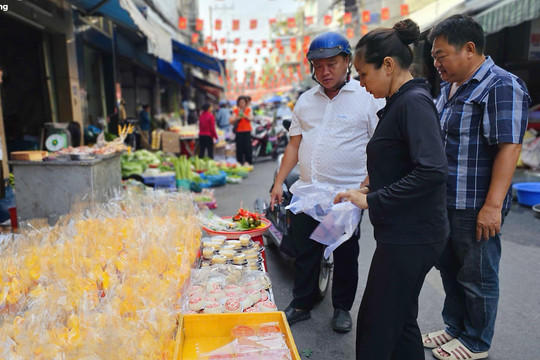 Thị trường hoa tươi, đồ cúng sôi động trước ngày vía Thần Tài