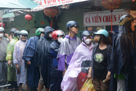 Đội mưa, xếp hàng dài mua heo quay, vịt quay ngày vía Thần Tài