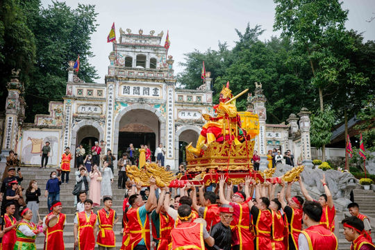 Đền Sái và nghi lễ rước “vua sống” độc nhất vô nhị