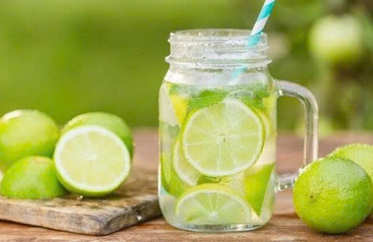 Ăn uống thả ga ngày Tết, 10 loại nước giúp lấy lại vóc dáng