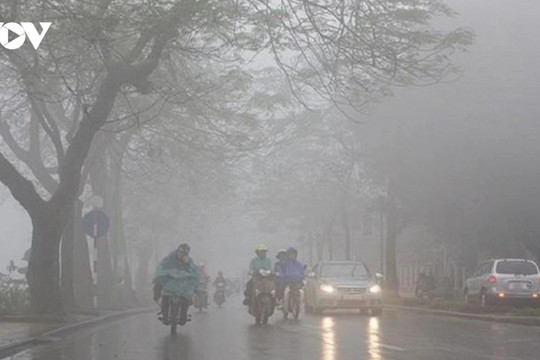 Miền Bắc bước vào cao điểm nồm ẩm, nhà cửa “đổ mồ hôi” trong tháng 3 và tháng 4