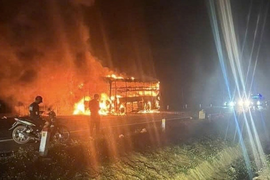Xe khách bốc cháy trên đường tránh Đông Buôn Ma Thuột, 44 hành khách thoát nạn
