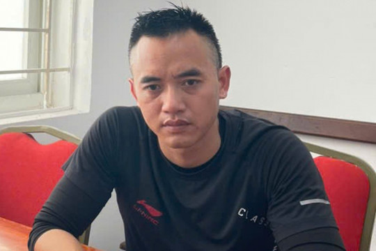 Tạm giữ hình sự tài xế xe bán tải tạt đầu xe máy chở theo trẻ nhỏ