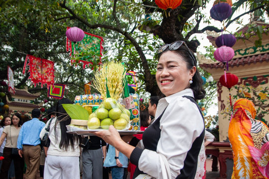 Người dân đổ tới phủ Tây Hồ, chùa Trấn Quốc từ sớm trong ngày Rằm tháng Giêng