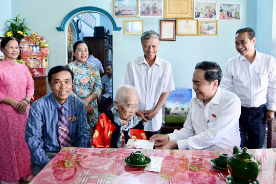 Chủ tịch Quốc hội Trần Thanh Mẫn dâng hoa, dâng hương tại Khu di tích Ngã Ba Giồng
