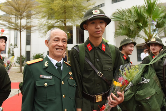 Đại úy 69 tuổi xúc động tiễn cháu nội lên đường nhập ngũ tại Hà Nội
