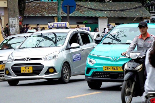 Hà Nội chuyển taxi xăng sang xe điện: Tài xế ủng hộ nhưng còn nhiều trăn trở