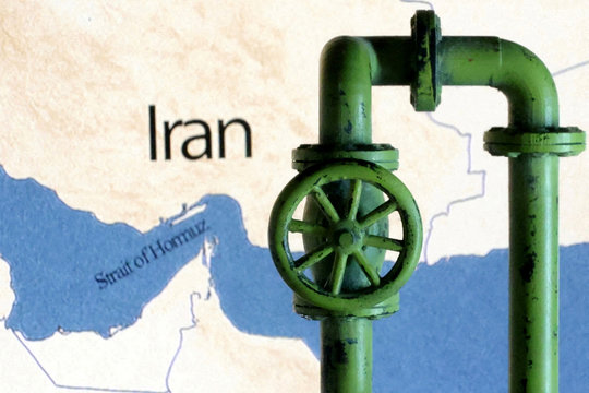 Eo biển Hormuz tắc nghẽn, 1/5 nguồn cung dầu thế giới mắc kẹt