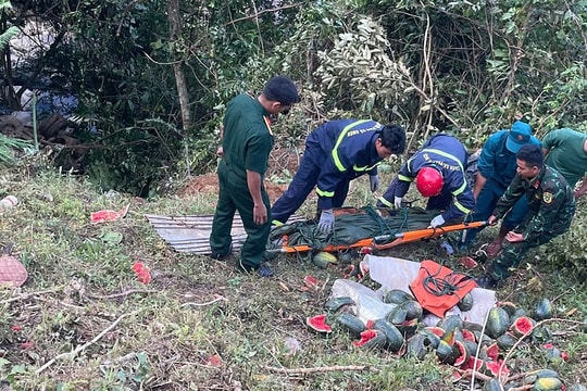 Xe tải lao xuống vực, 3 người thương vong