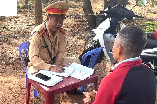 Xử phạt tài xế chở người đứng trên thùng xe khi xe đang chạy