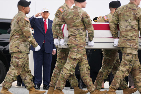 Tổng thống Trump dự lễ đón thi hài 6 binh sĩ Mỹ tử trận trở về